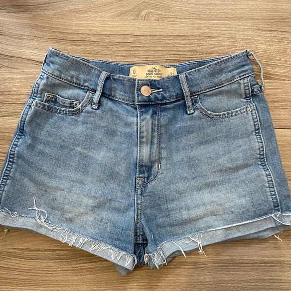 Hollister Short Shorts - Picture 1 of 3